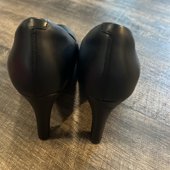 Clark’s “Adriel Viola” black leather heels size 6 - Picture 2 of 7